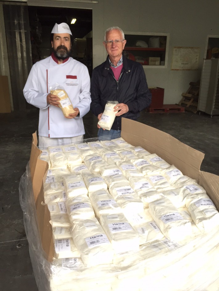 La Asociación de Panaderías de Alava entrega una tonelada de harina y pan rallado al Banco de Alimentos de Araba