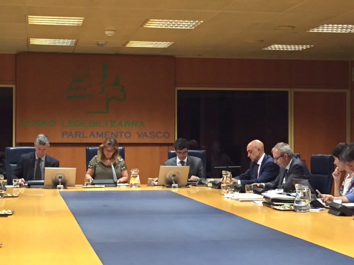 UNECA ofrece en el Parlamento Vasco junto a ASCOBI y ASCONGI su punto de vista sobre la proposición de Ley de Vivienda